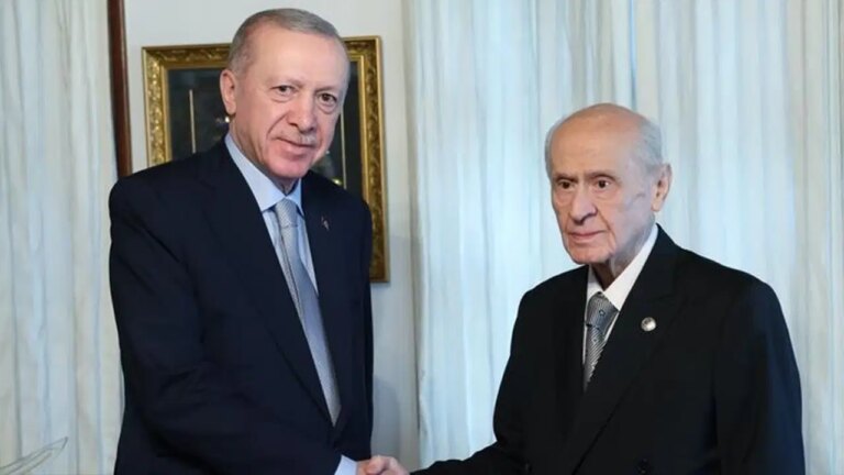 erdogan-ve-akpden-sikayetci-cok-konusulacak-devlet-bahceli-iddiasi-ziyaretine-gelenlere-yakiniyor-i8gquBH3.jpg
