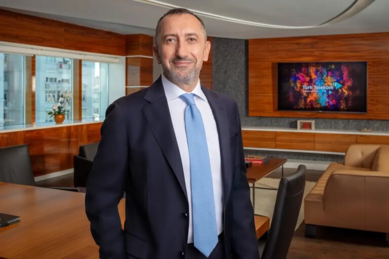 turk-telekom-2025-ikinci-ceyrek-sonuclarini-acikladi-tkSUtQYk.jpg