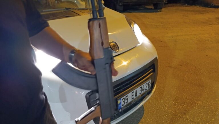 mobilyacinin-ahsap-silahi-polisi-harekete-gecirdi-Gak9eZkq.jpg