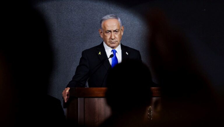 netanyahunun-evinin-onunde-toplanan-yuzlerce-israilli-esir-takasi-anlasmasi-talep-etti-yjDjDIZN.jpg