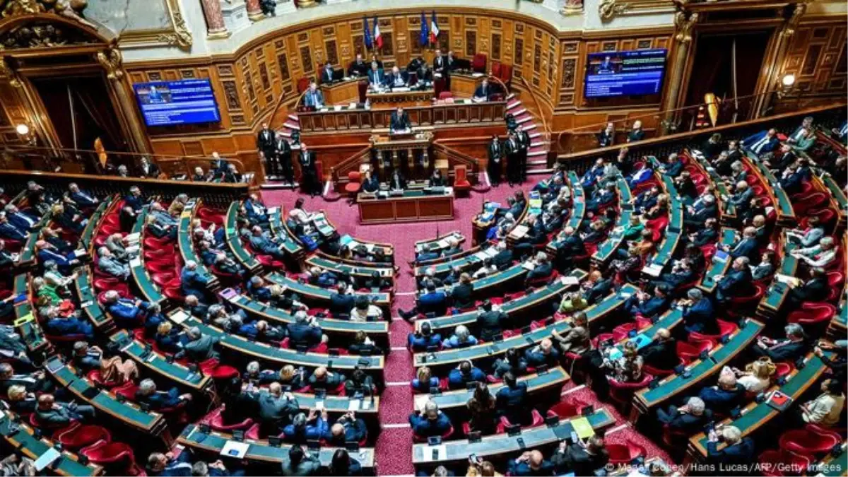 fransada hukumet krizi asildi nbnn1Dqr.jpg