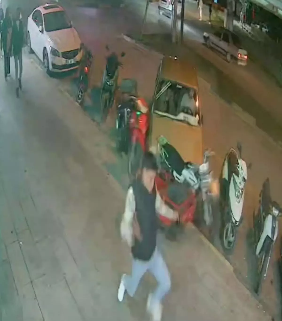 manisada otomobil motosikletlere carpip kacmaya calisti qWZJCj7I.jpg