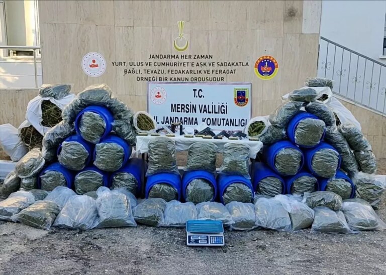 mersinde uyusturucu operasyonu 220 kg esrar ele gecirildi MP7Gf7wg.jpg