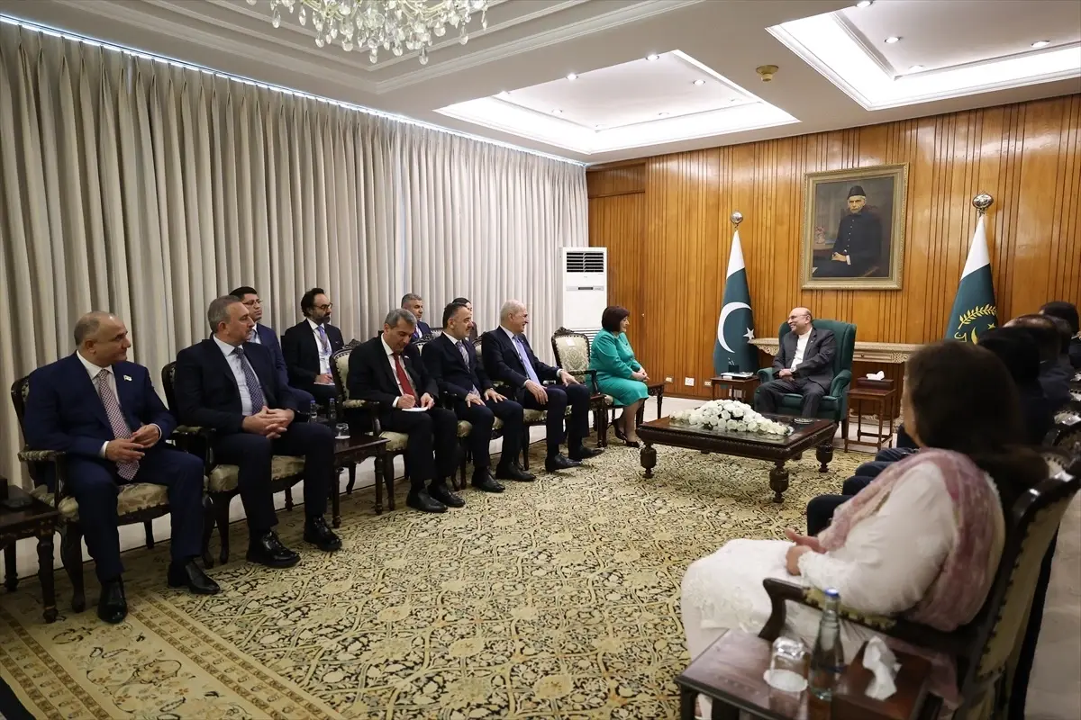 numan kurtulmus pakistan cumhurbaskani zerdari ile gorustu S2HQsxau.jpg