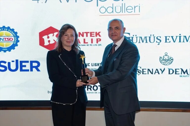 prof dr aydina yilin odulu eRngZCJP.jpg