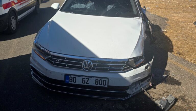 sirnakta-kamyonet-ve-otomobilin-carpistigi-kazada-8-kisi-yaralandi-PqFJQQjW.jpg