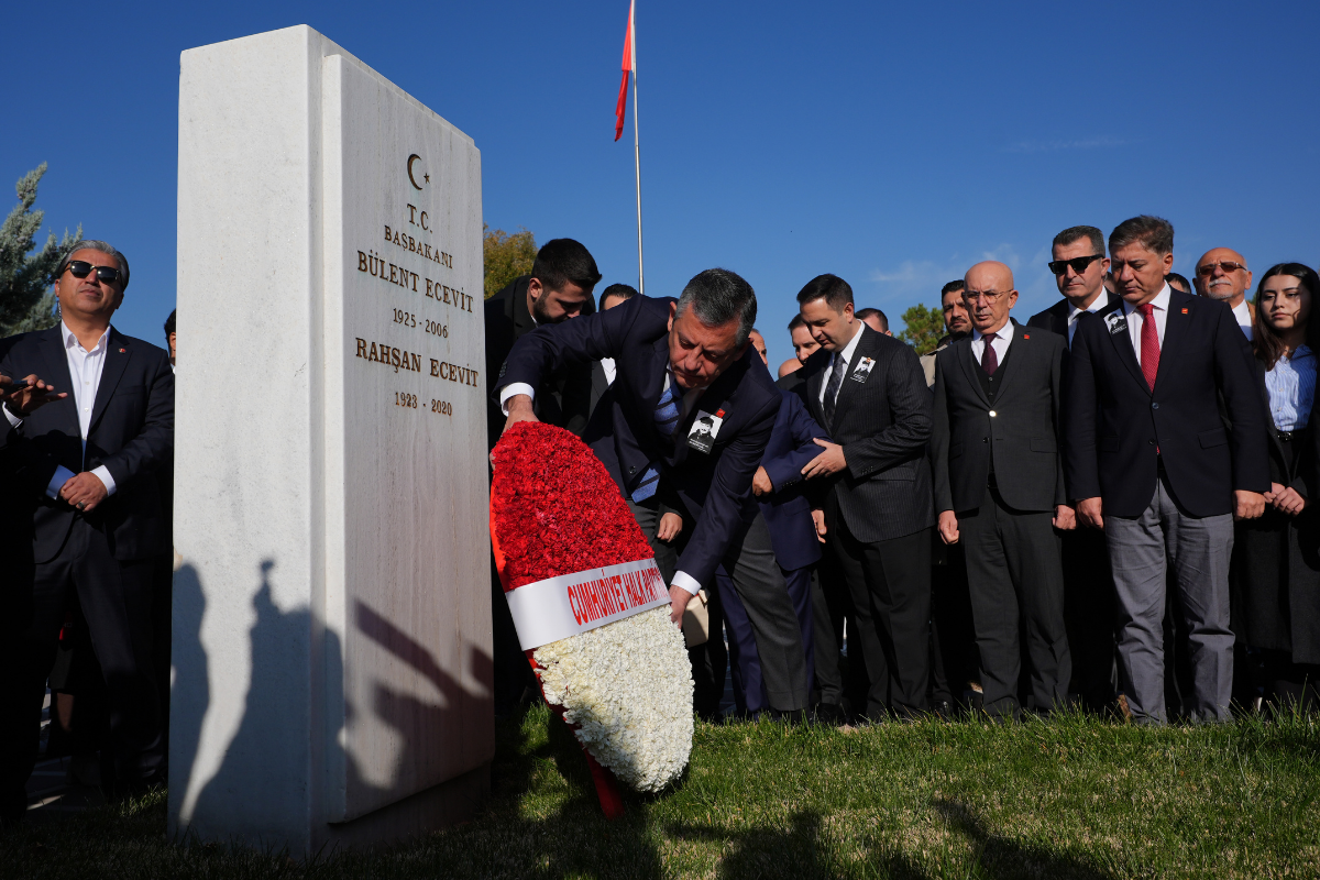 chp genel baskani ozgur ozel vefatinin 19uncu yili dolayisiyla bulent ecevitin kabrini ziyaret etti 6TACmeZd.png