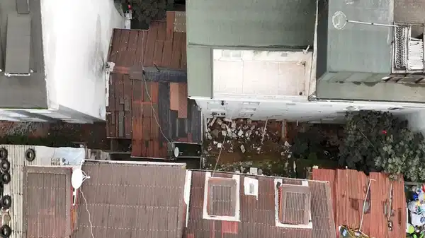 istanbul arnavutkoyde istinat duvari yikildi 2 bina tahliye edildi 7YRLeHqY.jpg