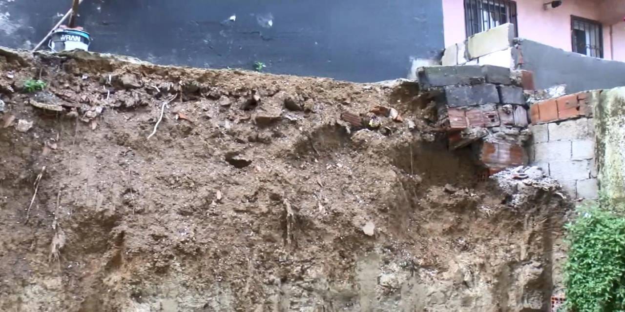 istinat duvari 4 katli binanin uzerine devrildi 2 bina tahliye edildi fJERqus2.jpg