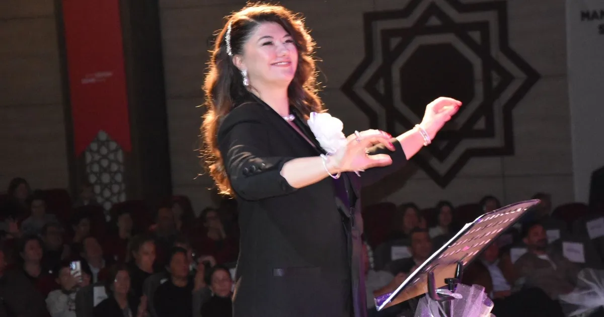 manisa yunusemre hemden sari zeybek konseri MjA6UK1F.webp