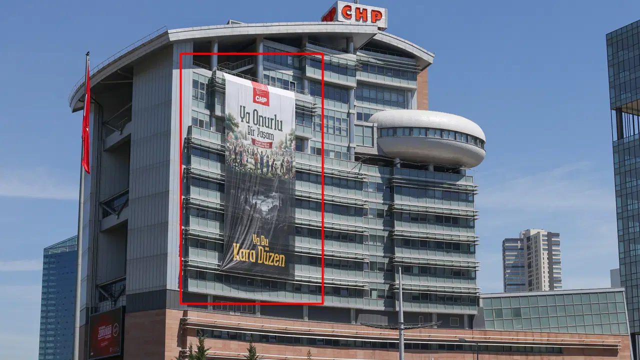 CHP Genel Merkezi’nde 1 Mayıs Afişi: “Ya Onurlu Bir Yaşam Ya Bu Karanlık Düzen”