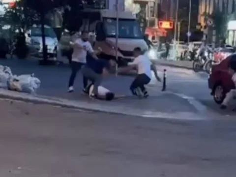 Gaziosmanpasada sokak ortasinda kavga tekme ve yumruklarla darbettiler 6fWfRjXs